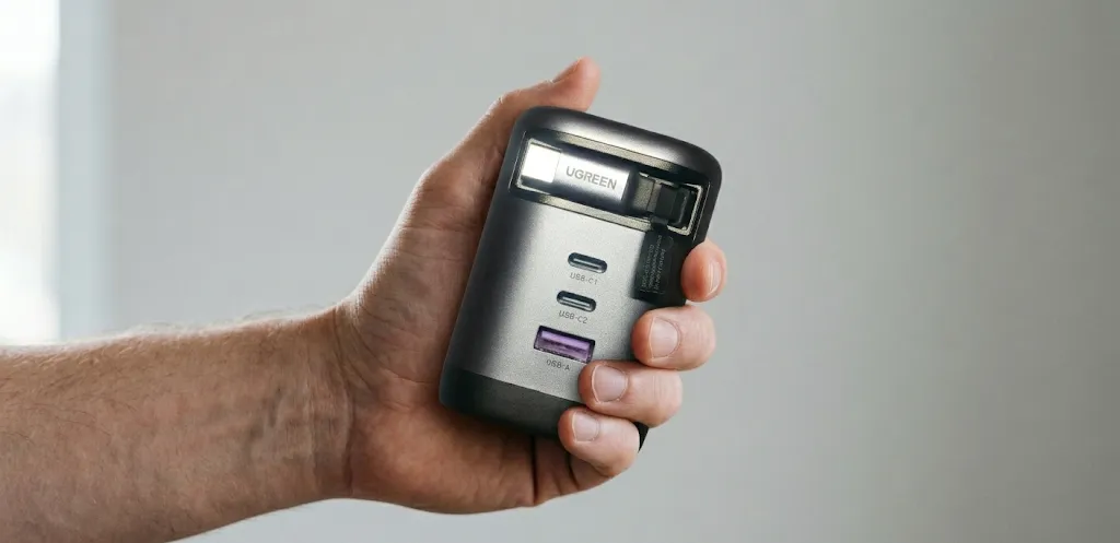 手に持った充電器(ずっしり感)