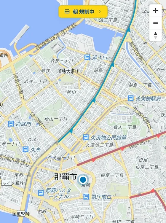 平日朝8時のちゅらPIN!。バスレーンが青と赤で発色し、上部に「朝 規制中」と表示されている